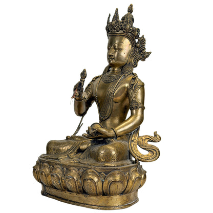 Schräge Frontansicht des monumentalen tibetischen Vajrasattva mit historischer Feuervergoldung und reich verzierter Krone