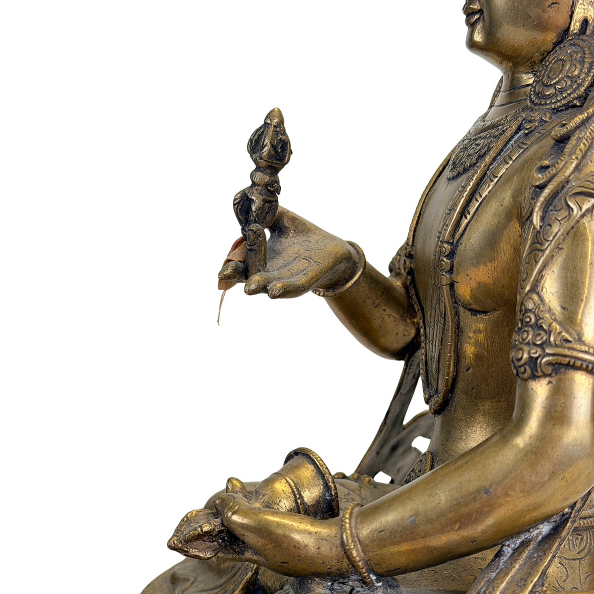 Vajrasattva met beide rituele attributen, de vajra en ghanta, in historisch vuurverguld brons