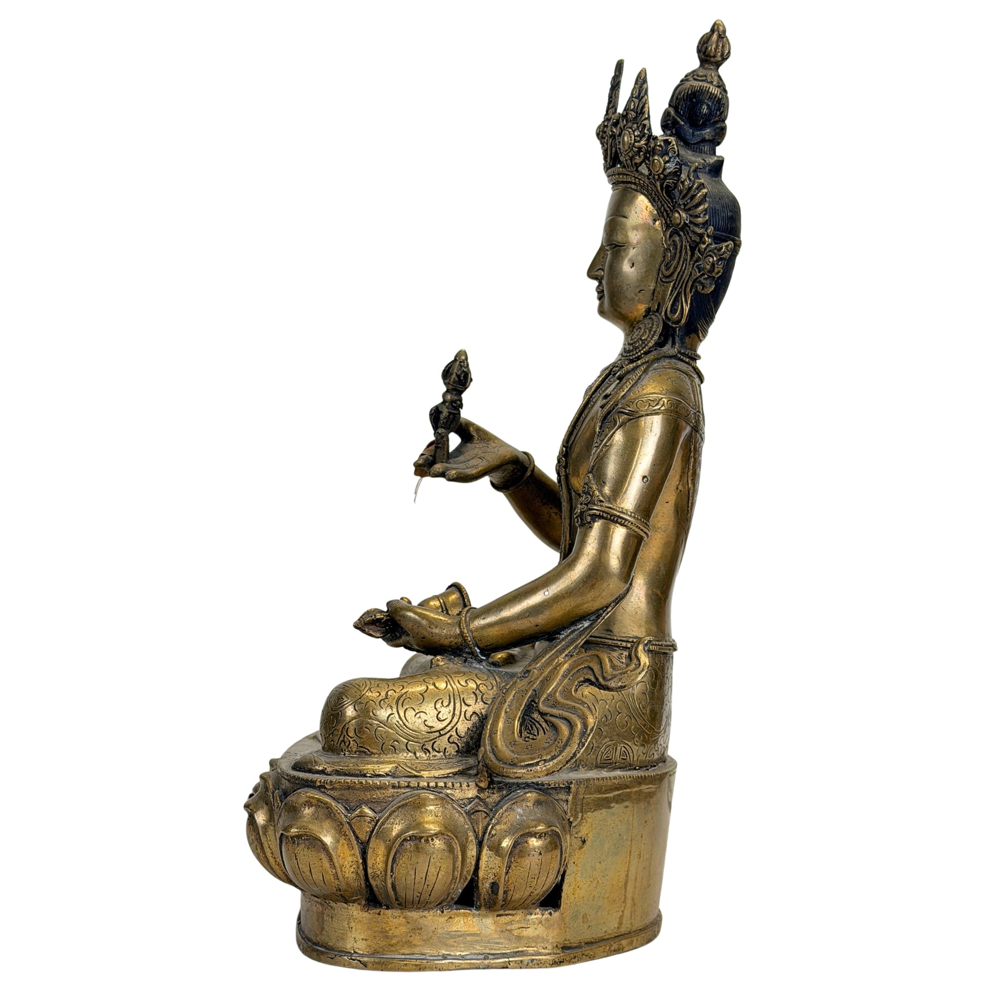 Seitenansicht des monumentalen tibetischen Vajrasattva mit historischer Feuervergoldung und Newar‑Einflüssen