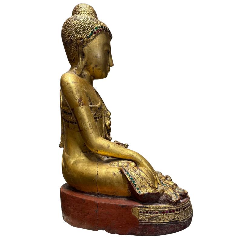 Vergoldete Buddha-Statue aus Holz aus Myanmar mit alter Lackierung und warmem Tempelcharakter