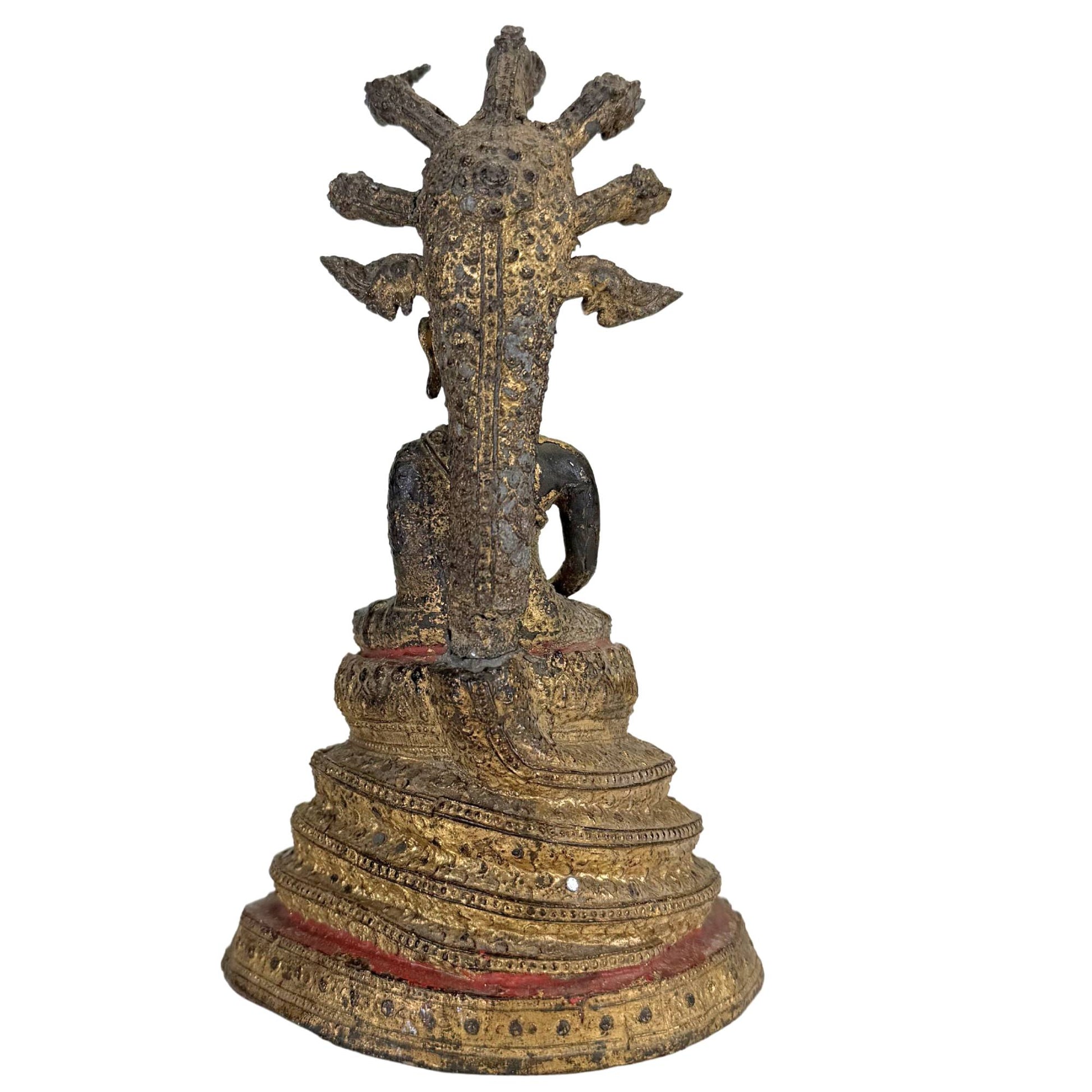 Vergoldete thailändische Buddha-Statue auf einem traditionellen Stufenthron mit Verzierungen