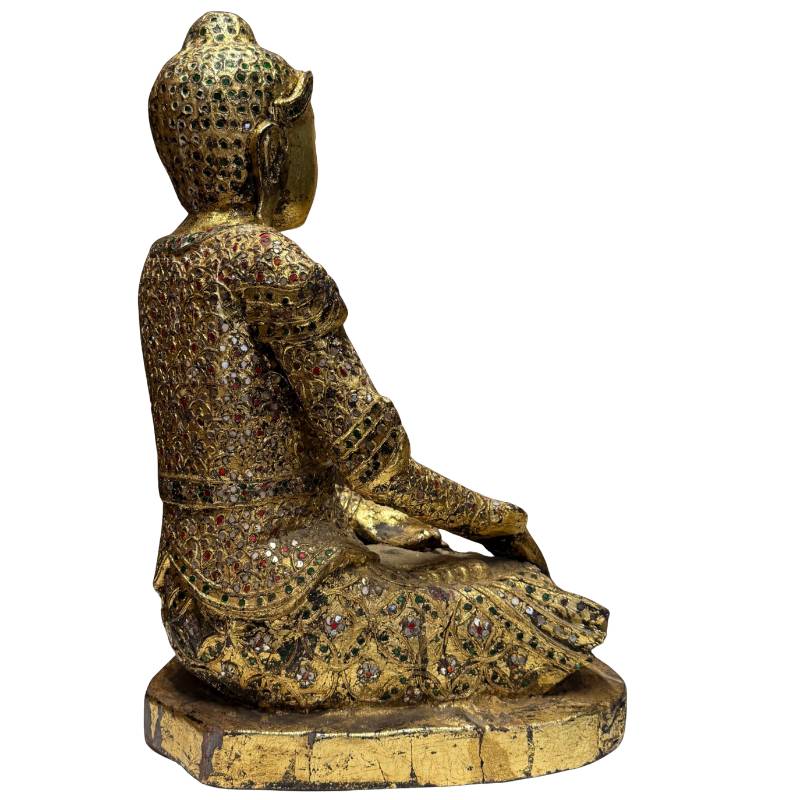 Vergoldeter Buddha aus Myanmar mit farbiger Glasdekoration und reichem rituellem Erscheinungsbild