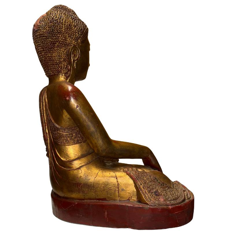 Vergoldeter Buddha aus Myanmar mit sichtbarer roter Lackschicht und antiken Gebrauchsspuren