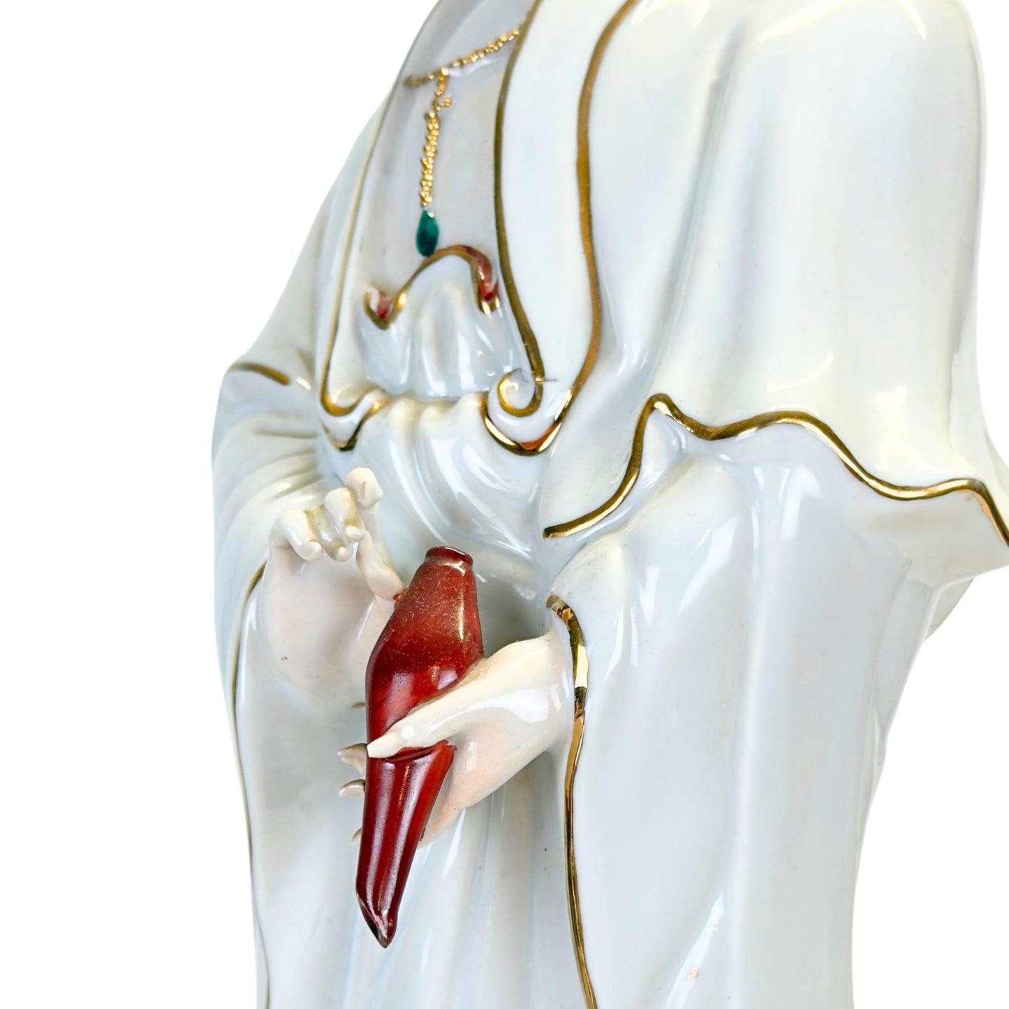 Detail der vergoldeten Verzierungen an einer traditionellen chinesischen Porzellanfigur.