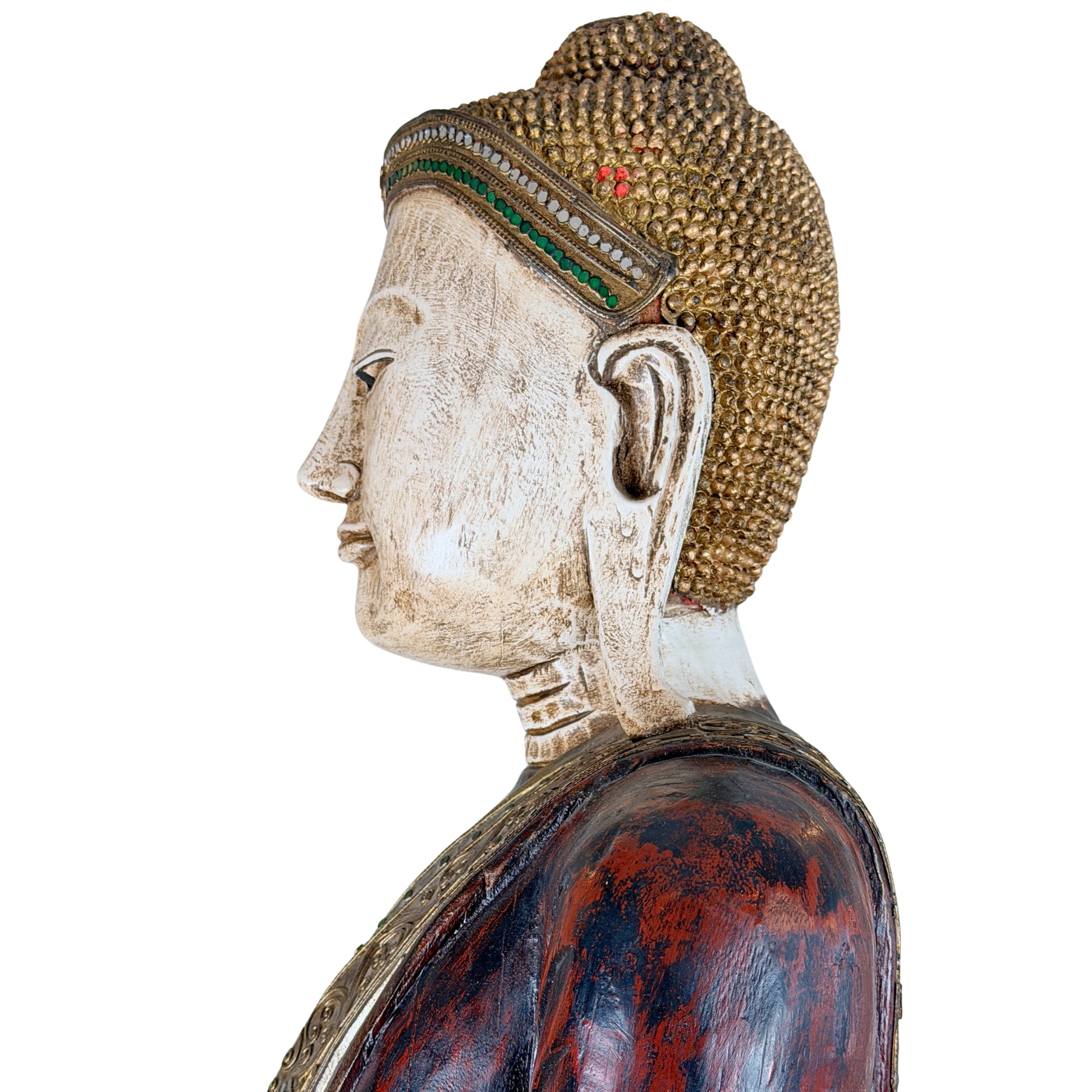 Detail vergoldeter Ornamentik auf einem antiken birmanischen Buddha