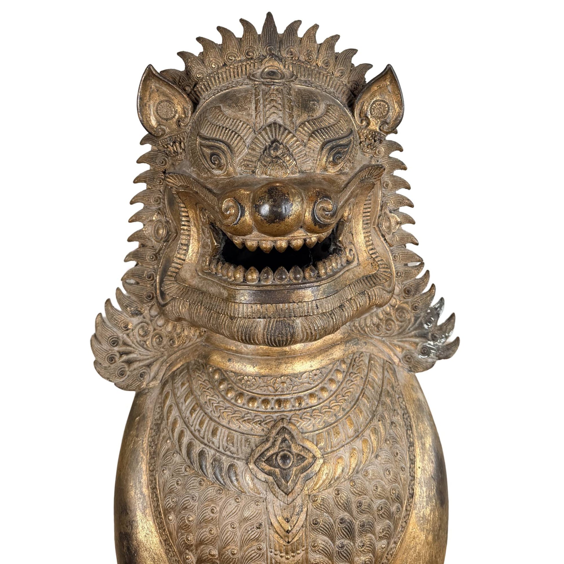 Vergoldeter siamesischer Löwe aus der Tempelkunst, antike buddhistische Statue mit beeindruckender zeremonieller Kraft