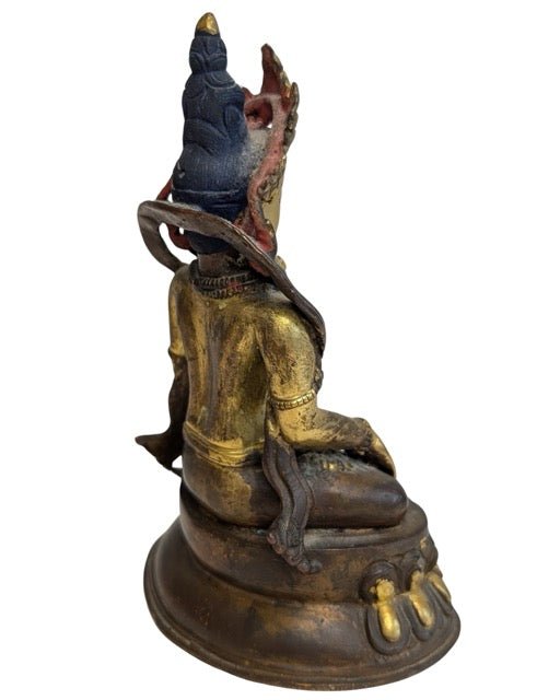Vergoldete Tara-Bodhisattva sitzt auf einem Lotussockel