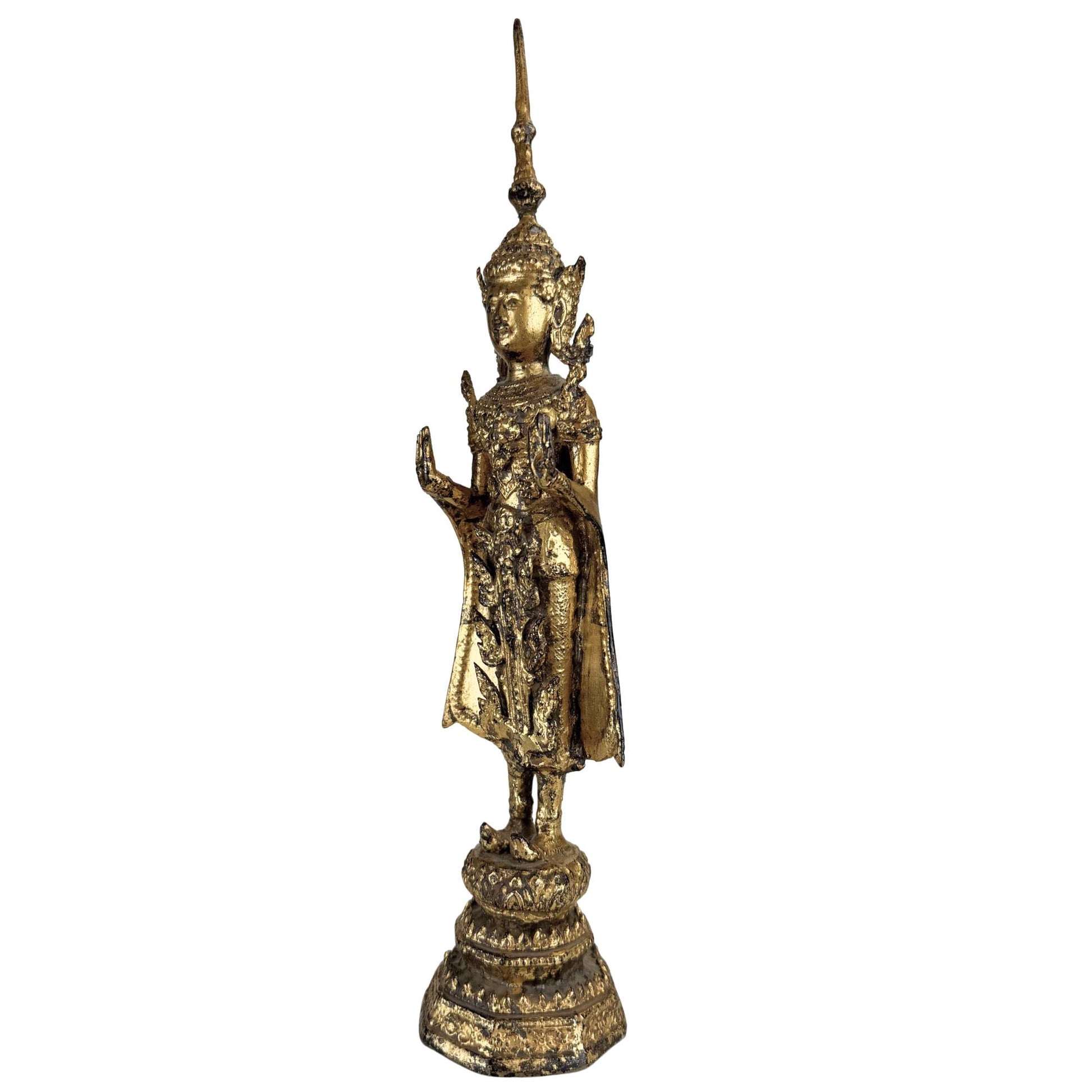 Vergoldeter thailändischer Buddha auf traditionellem Lotussockel mit elegantem vertikalem Design