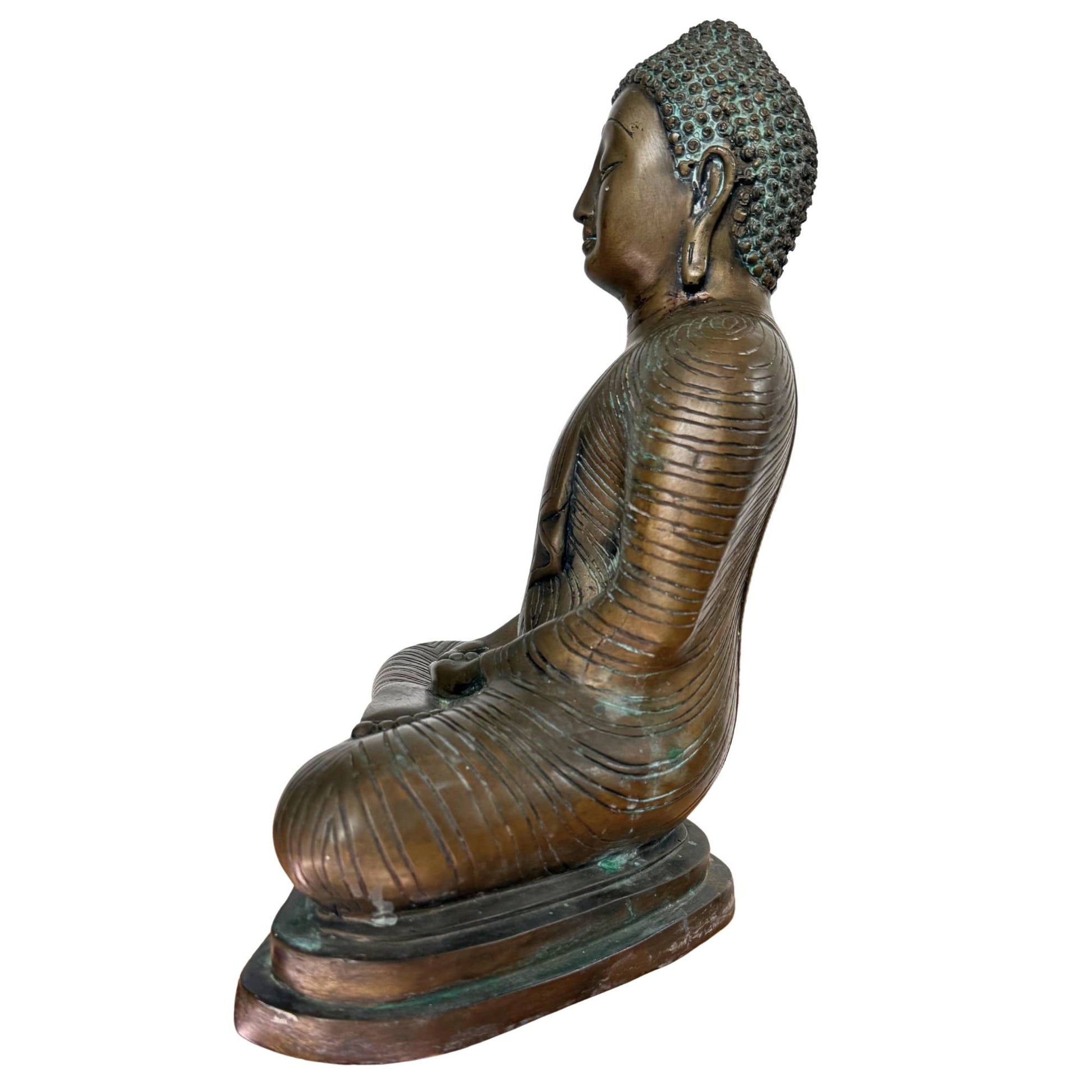 Antiker Buddha als Symbol spiritueller Erleuchtung und inneren Friedens