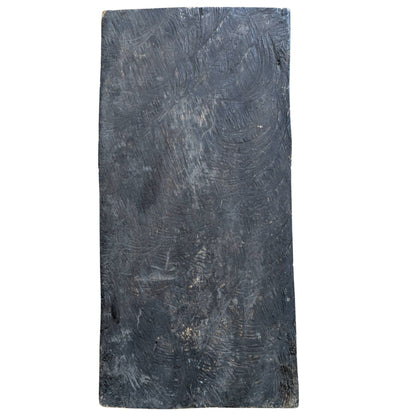 Die raue handgeschnitzte Rückseite des Panels mit deutlichen Spuren von Alter und Erosion.