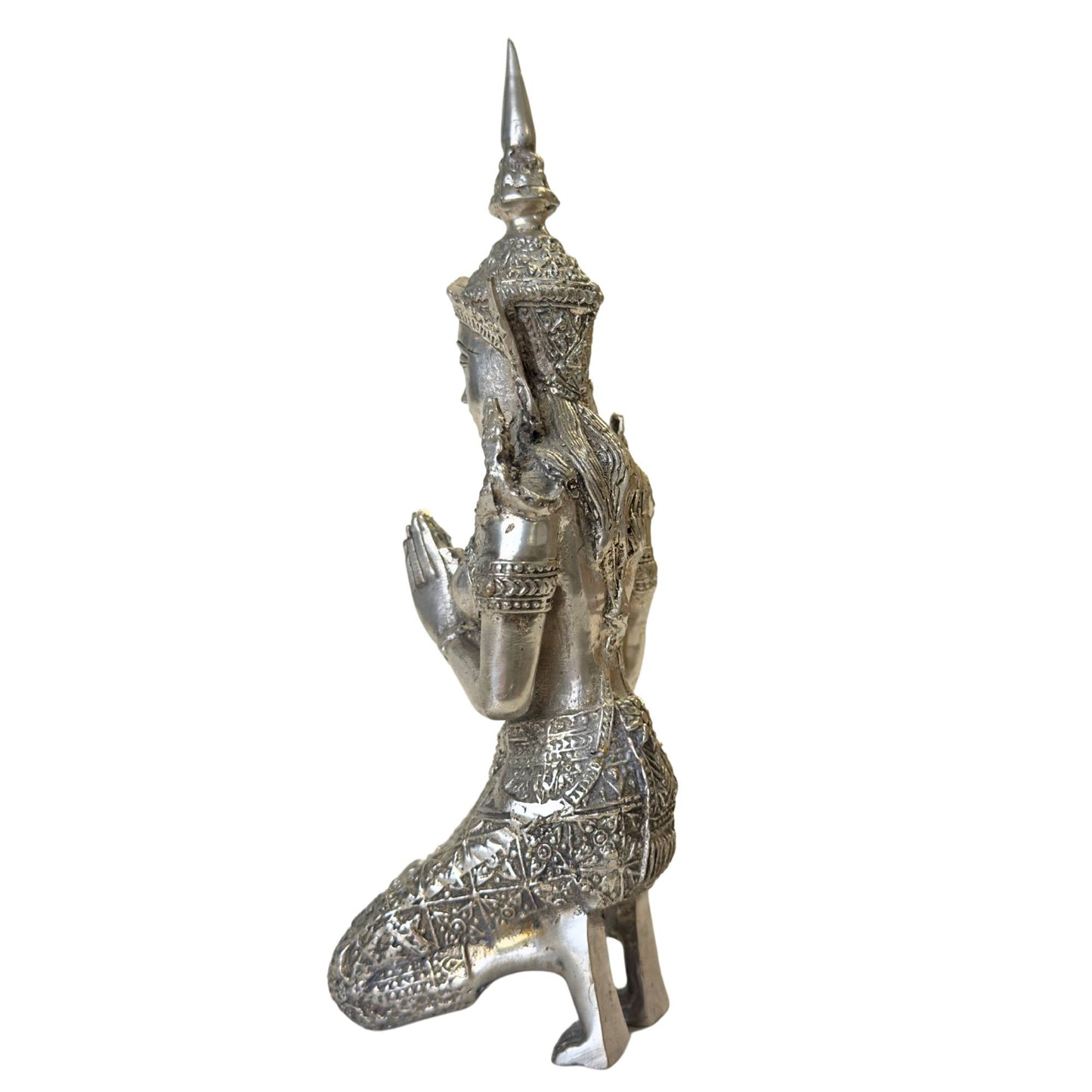 Versilberte thailändische Wächterstatue für Schutz und Harmonie.