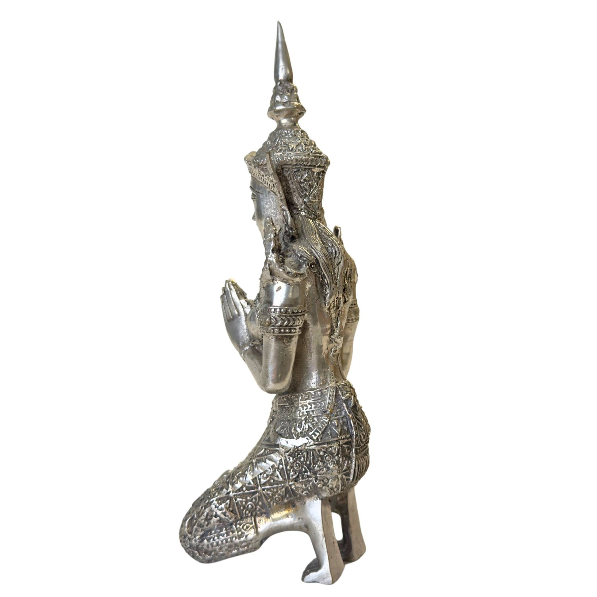 Versilberte thailändische Wächterstatue für Schutz und Harmonie.