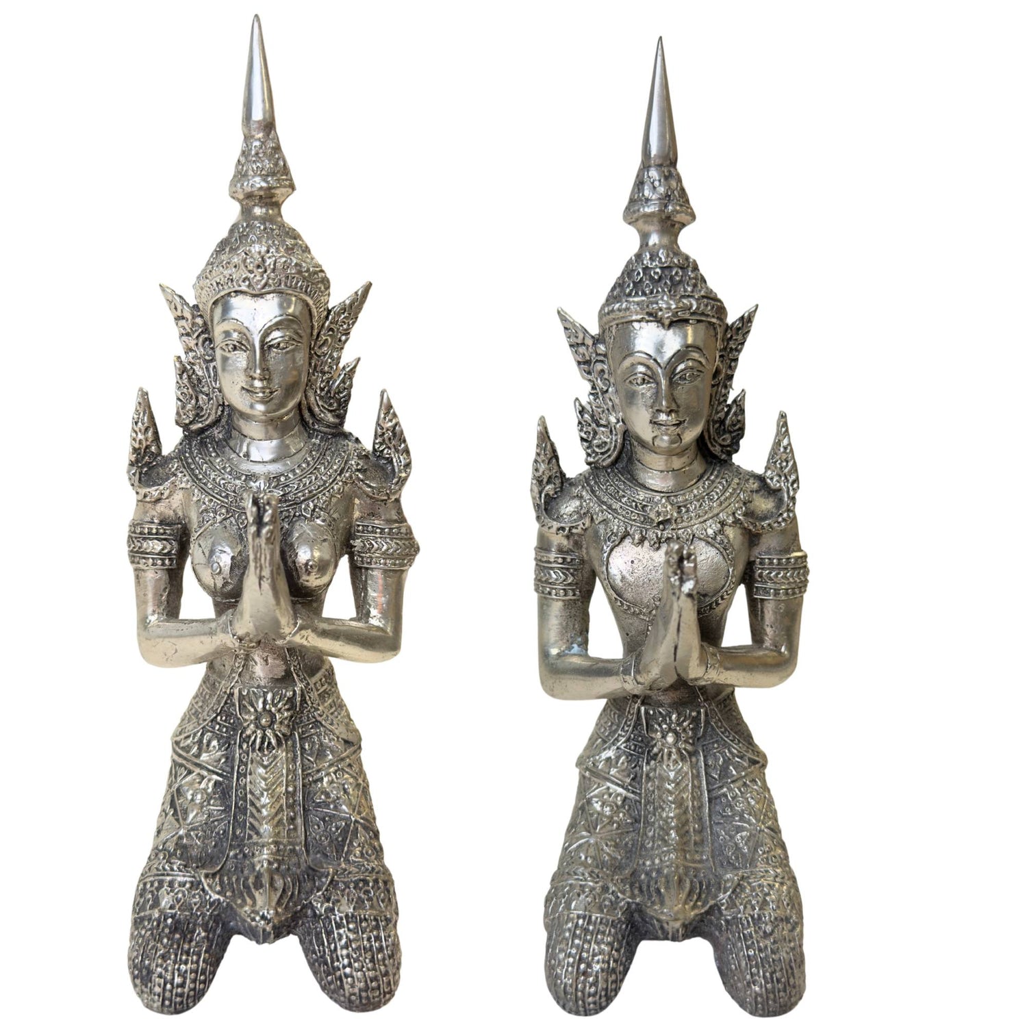 Ein Paar silberplattierte thailändische Thepanom-Engel in Anjali-Mudra-Pose.