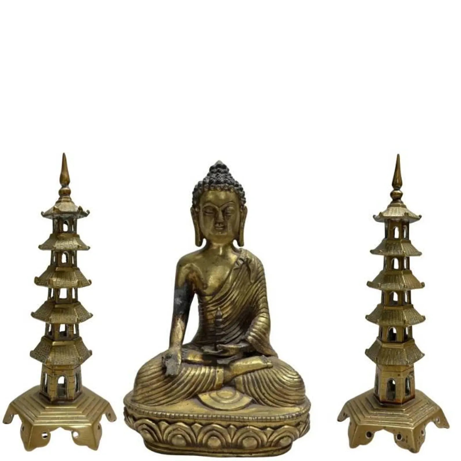 Atmosphärisches, dreiteiliges chinesisches Altar-Set aus Bronze im Vintage-Stil, fotografiert vor weißem Hintergrund. Es besteht aus einer zentralen sitzenden Statue des Medizinbuddhas Bhaisajyaguru, flankiert von zwei identischen, fünfstufigen Pagodentürmen auf einem sechseckigen Sockel.