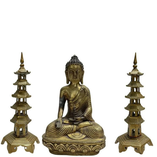 Atmosphärisches, dreiteiliges chinesisches Altar-Set aus Bronze im Vintage-Stil, fotografiert vor weißem Hintergrund. Es besteht aus einer zentralen sitzenden Statue des Medizinbuddhas Bhaisajyaguru, flankiert von zwei identischen, fünfstufigen Pagodentürmen auf einem sechseckigen Sockel.