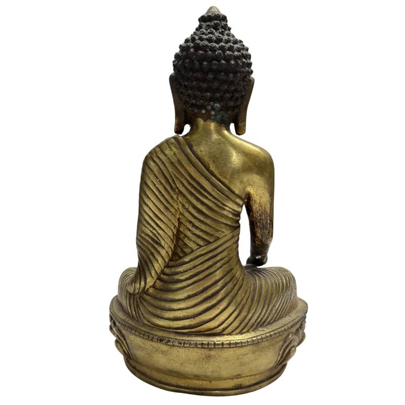 Vollständige Rückansicht der antiken, teilweise vergoldeten chinesischen Buddha-Statue aus Bronze, sitzend auf einem ovalen Lotussitz. Der Fokus liegt auf den eng anliegenden, diagonalen Falten des Mönchsgewandes am Rücken (Referenzdatei 5: Chinesischer Buddha aus Bronze).