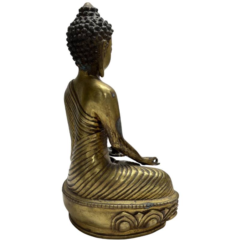 Schräge Rückansicht der antiken Medizinbuddha-Statue aus Bronze, die die detaillierten Locken der Ushnisha-Frisur und die fließenden, gestaffelten Falten des Gewandes über Rücken und Schulter hervorhebt.