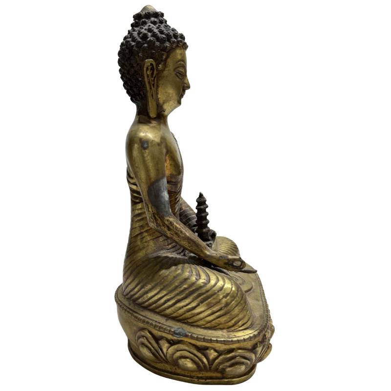 Seitenansicht der antiken, teilweise vergoldeten chinesischen Bronzestatue des Medizinbuddhas Bhaisajyaguru, sitzend auf einem Lotussockel. Profil, Rücken und die Falten des Gewandes sind deutlich erkennbar (siehe Referenzdatei 3: Chinesischer Bronzebuddha).