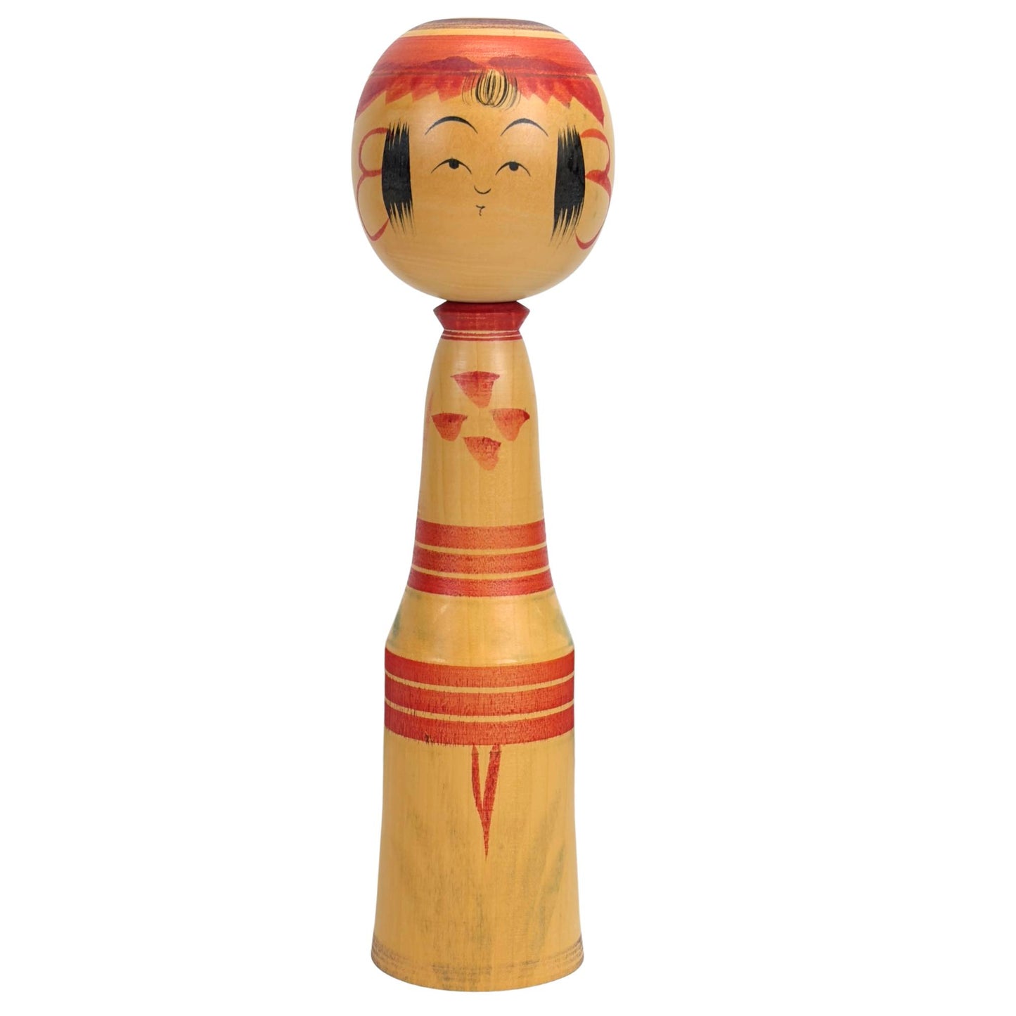 Vorderansicht der traditionellen japanischen Dento Kokeshi-Puppe im Togatta-Stil mit handbemalten Chrysanthemenblütenblättern und einem heiteren Gesichtsausdruck.