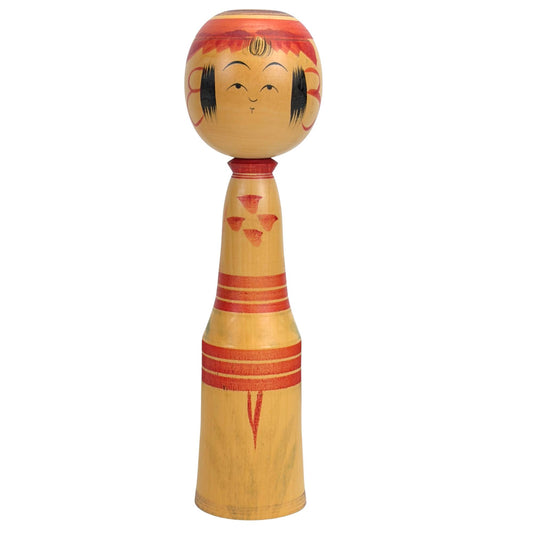 Vorderansicht der traditionellen japanischen Dento Kokeshi-Puppe im Togatta-Stil mit handbemalten Chrysanthemenblütenblättern und einem heiteren Gesichtsausdruck.