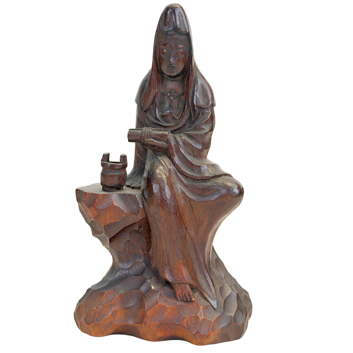 Vorderansicht des handgeschnitzten japanischen Holz‑Kannon (Guanyin), sitzend auf einem Felsenfundament mit einem Opferbehälter in kastanienbrauner Patina.