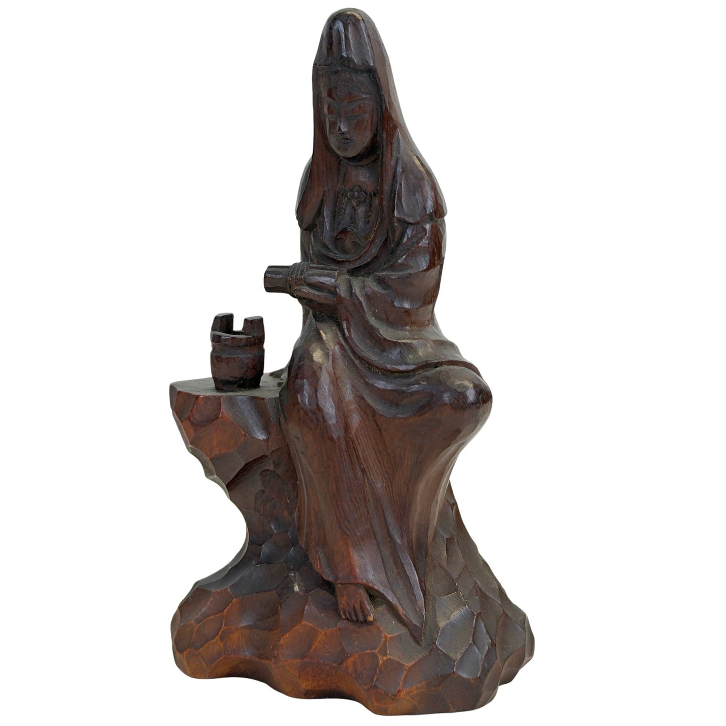 Dreiviertel-Frontalansicht der linken Seite, die den meditativen Gesichtsausdruck und die handpolierte Reibungspatina auf den Schultern zeigt.