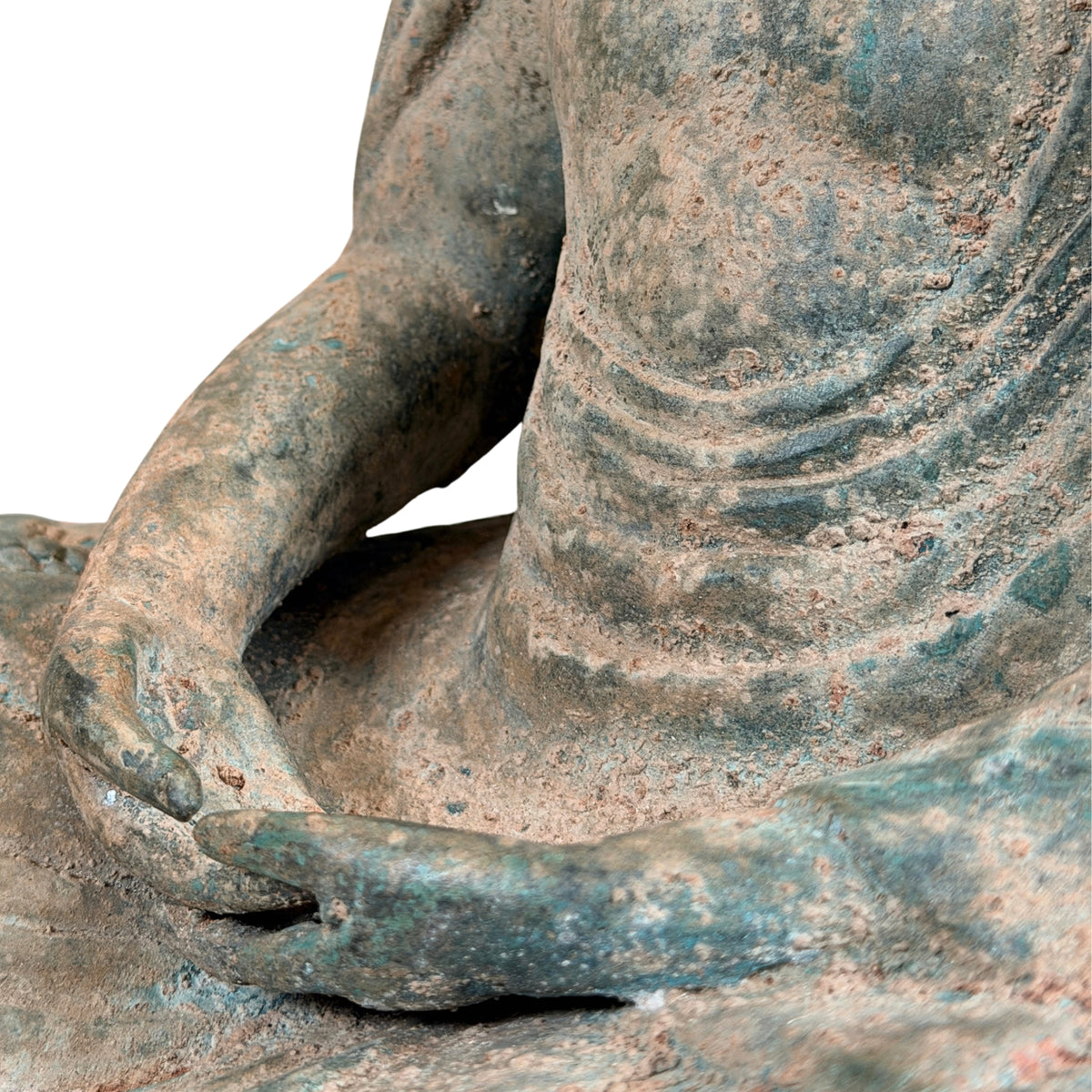 Arme, Hände und gerundete Bauchfalten des Bronze-Buddhas, Detail
