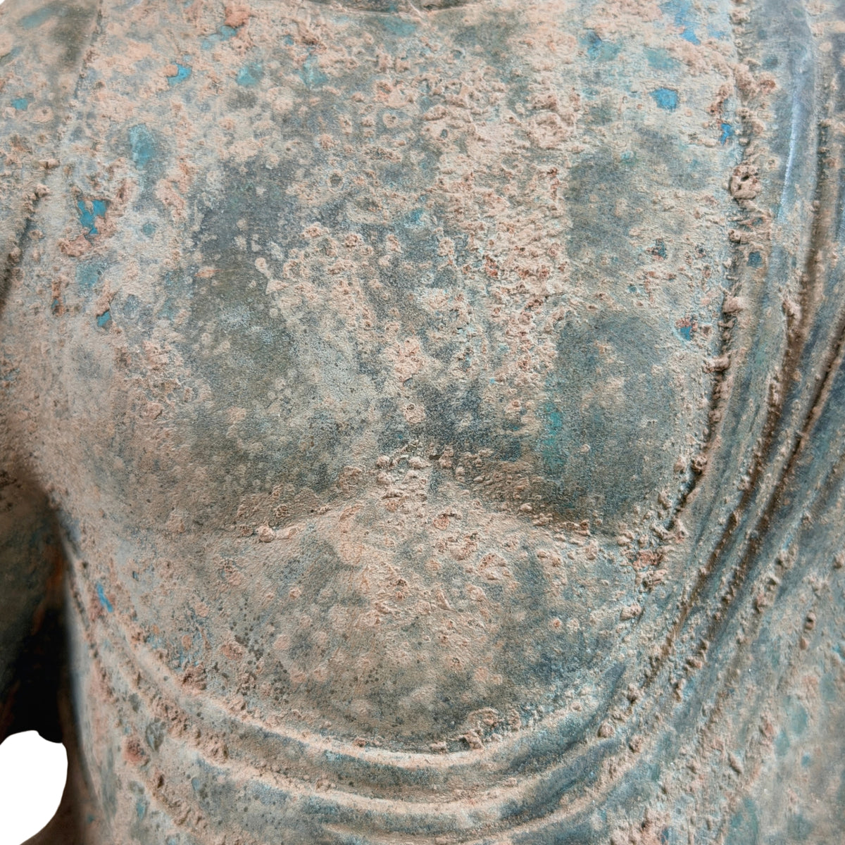 Brust und Gewand des Bronze-Buddhas mit grünblauer Patina, Detail