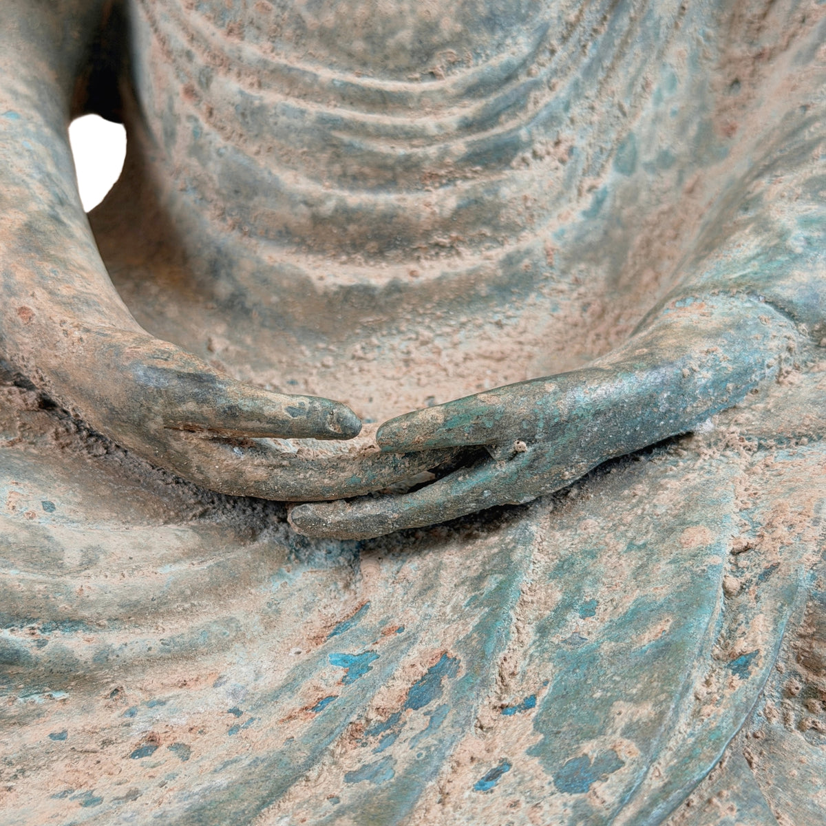 Im Schoß ruhende Hände in Dhyana-Mudra, Detail des Bronze-Buddhas