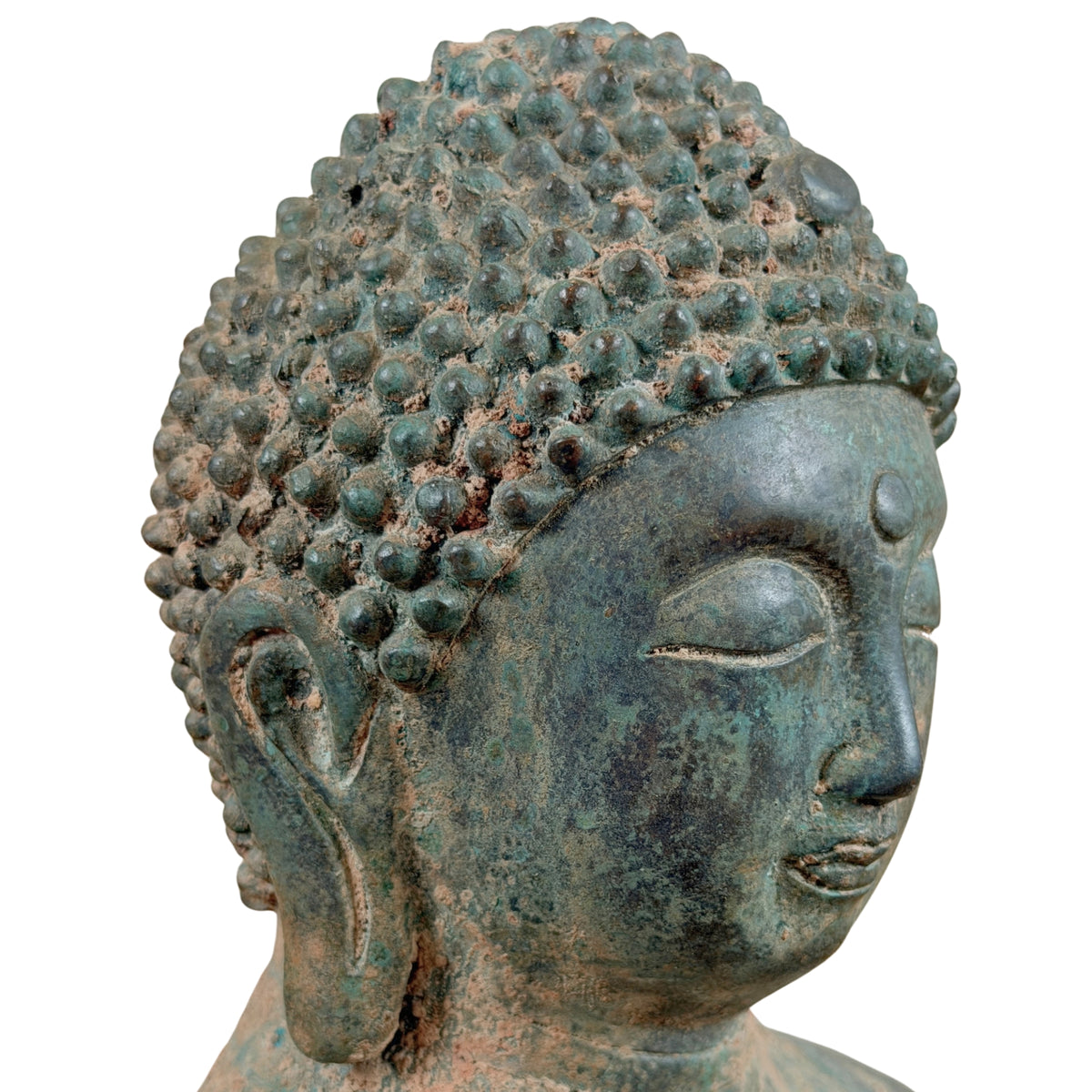 Kopf des Bronze-Buddhas mit Schneckenlocken und langen Ohrläppchen, Dreiviertelansicht