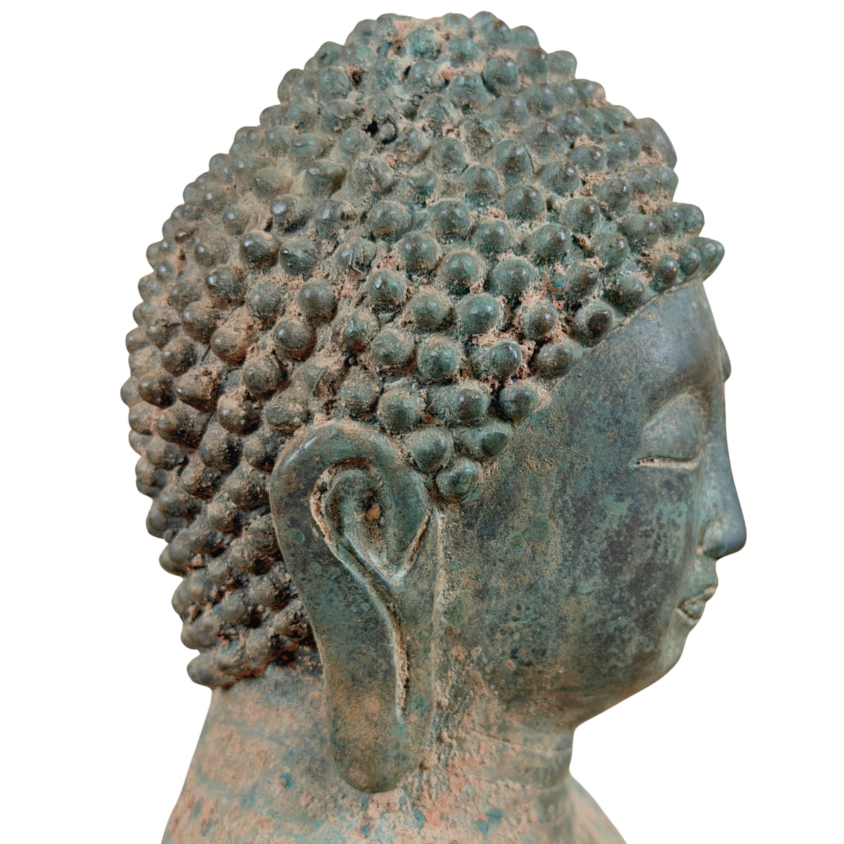 Kopf des Bronze-Buddhas im Profil mit Schneckenlocken und langem Ohrläppchen