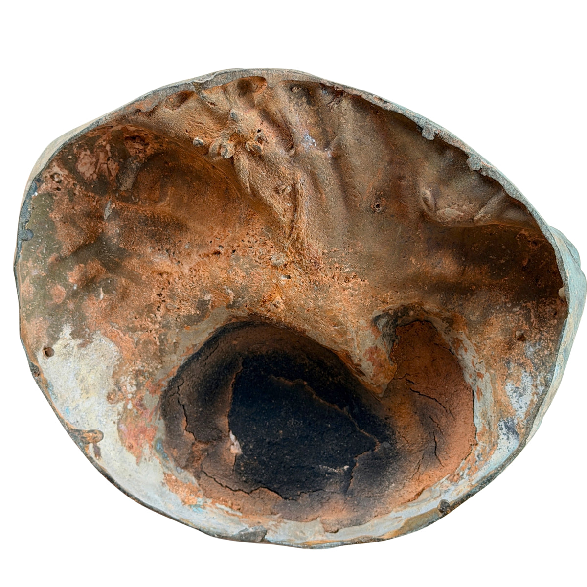Offene Unterseite mit Resten des Gusskerns und rotbrauner Oxidation