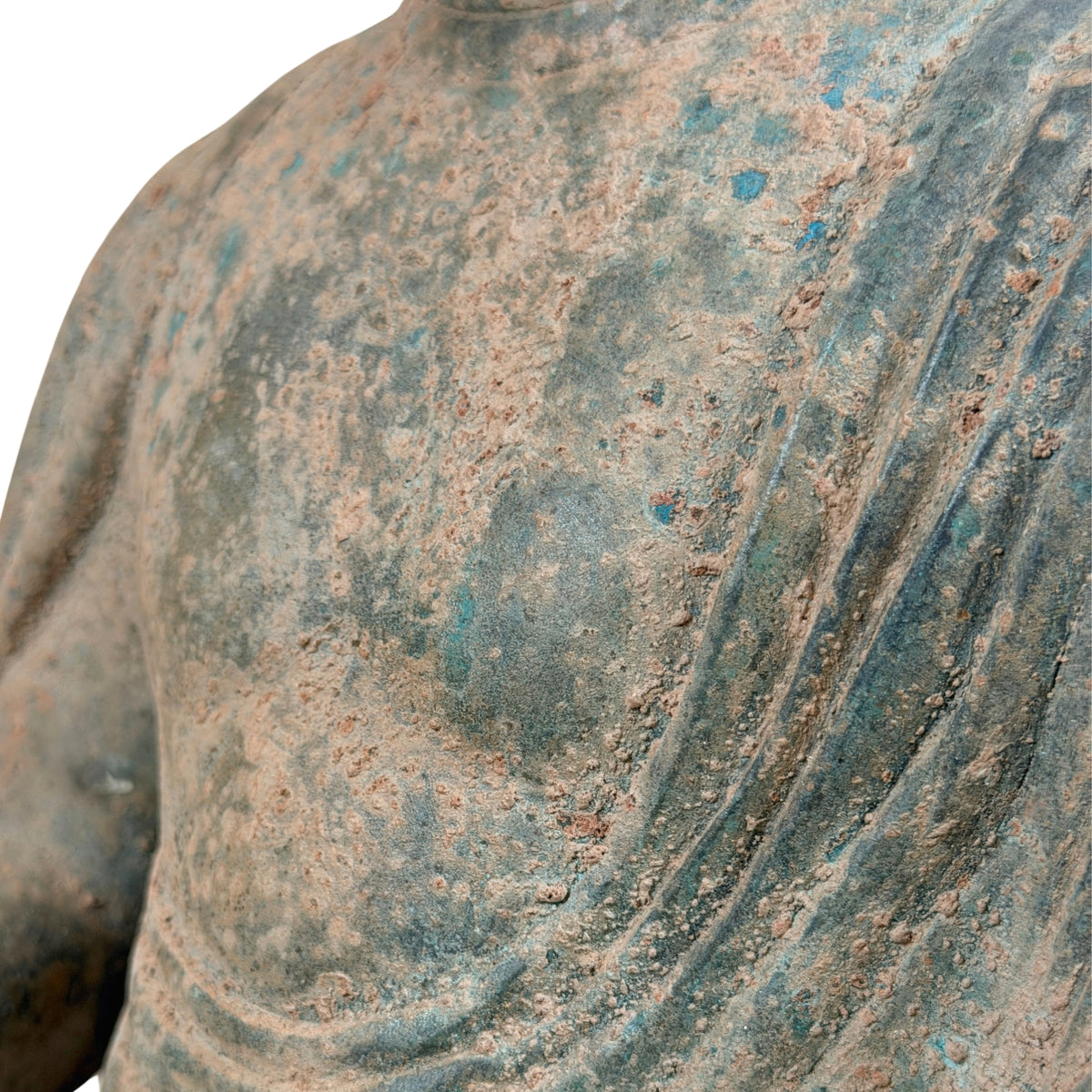 Gewand über Schulter und Brust mit erdigen Ablagerungen, Detail