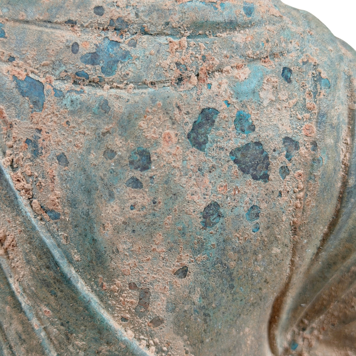 Rücken des Bronze-Buddhas mit grünblauer Patina und dunklen Flecken, Detail