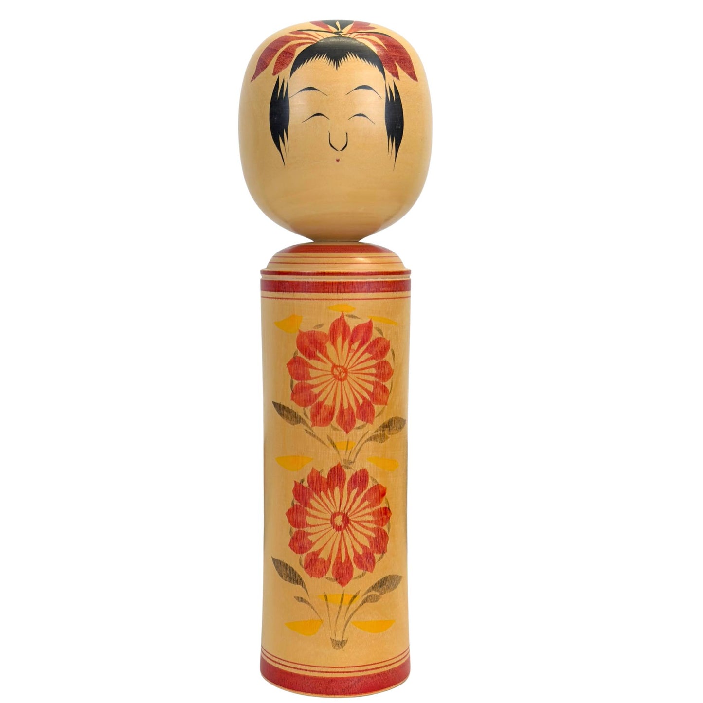Vorderansicht der robusten hölzernen Doken Kokeshi-Puppe aus der Jinshirō-kei-Schule, verziert mit auffälligen, handbemalten roten Chrysanthemen.