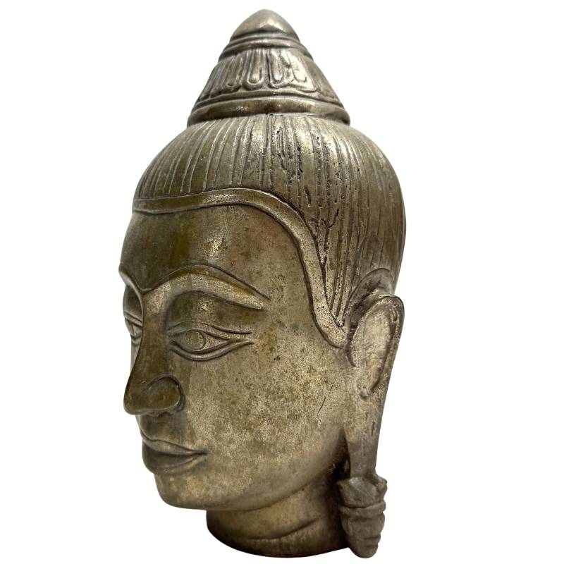Der heitere Gesichtsausdruck eines antiken thailändischen Buddha-Kopfes aus Bronze, ein spirituelles Geschenk und asiatische Altardekoration.
