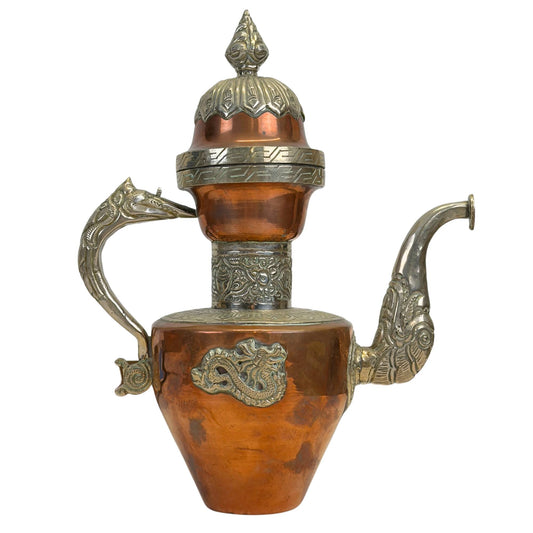Vorderansicht des antiken Himalaya-Kupferkrugs in Drachenform mit silberfarbenen Paktong-Repoussé-Applikationen und einem Drachenmotiv auf dem Bauch.