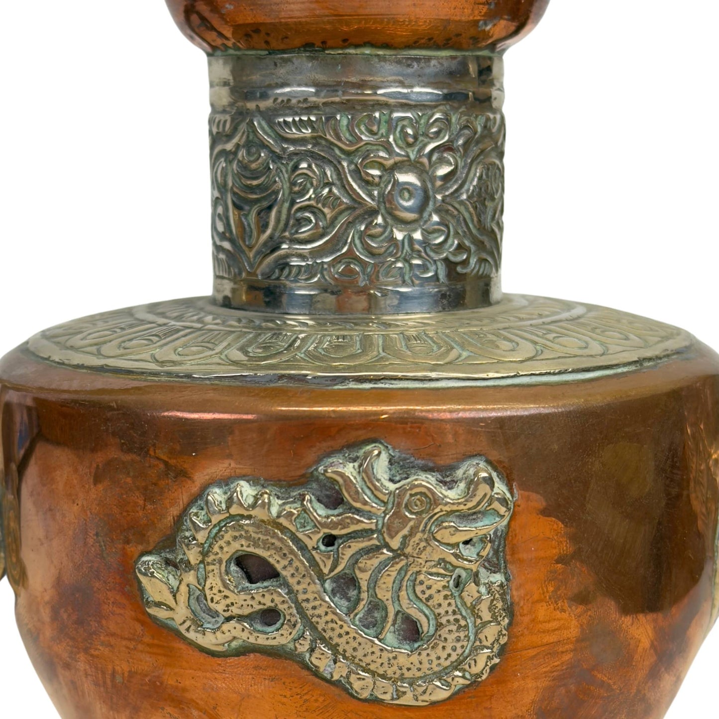 Nahaufnahme des Kupferbauchs und -halses, mit Fokus auf den applizierten Pantong-Drachen und die feine florale Gravur am Hals.