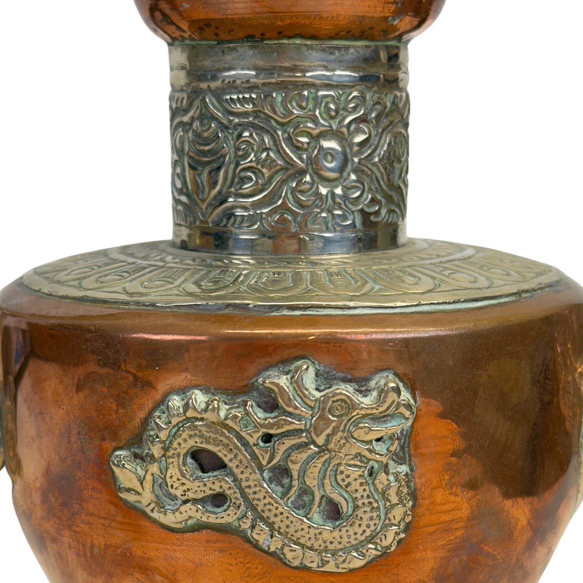 Nahaufnahme des Kupferbauchs und -halses, mit Fokus auf den applizierten Pantong-Drachen und die feine florale Gravur am Hals.