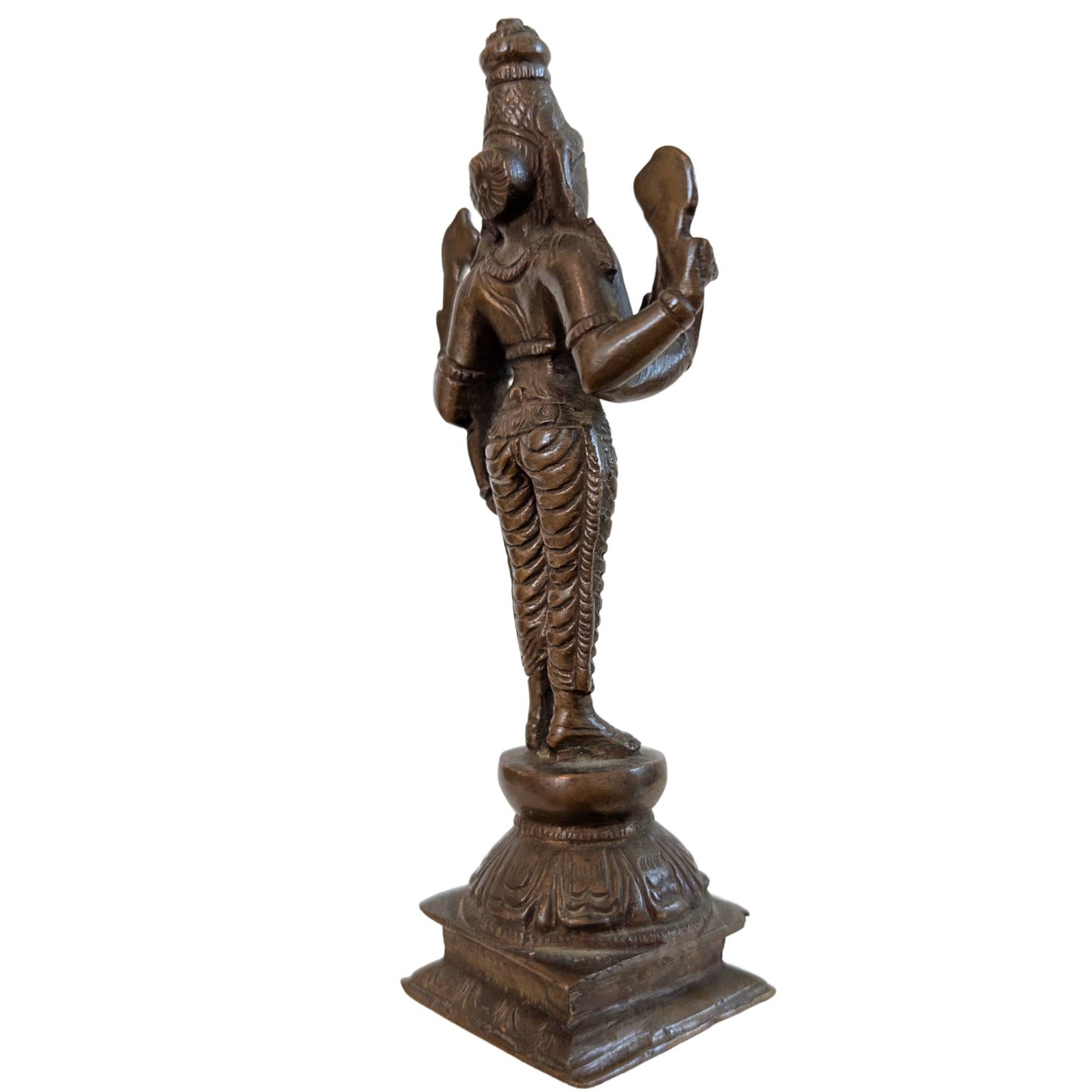 Detail der Abhaya Mudra Handgeste auf einer antiken Bronzestatue.