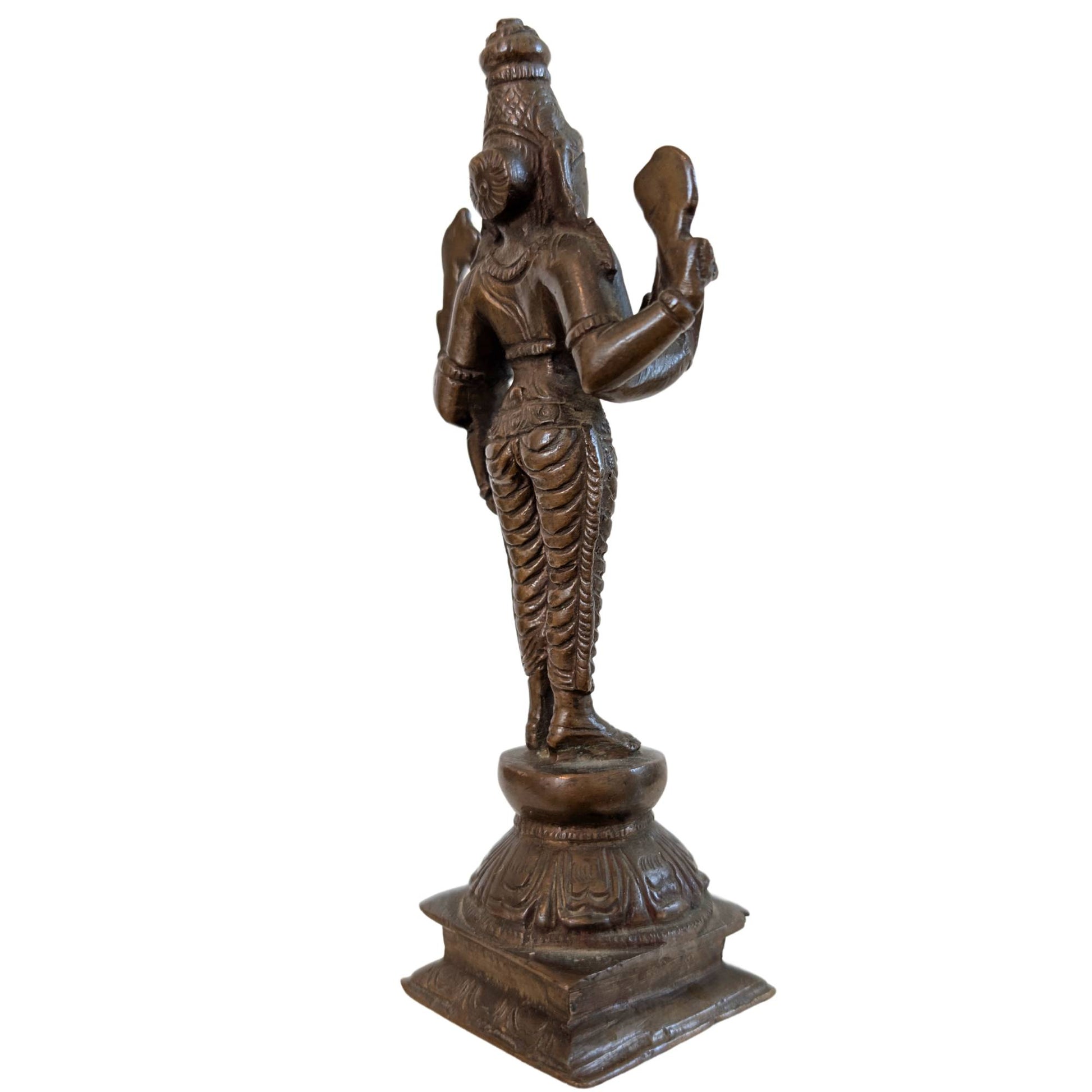 Detail der Abhaya Mudra Handgeste auf einer antiken Bronzestatue.