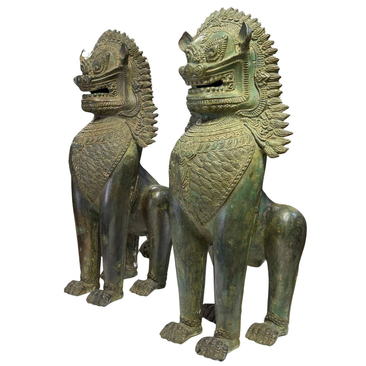 Detail der charakteristischen flammenartigen Mähne eines Singha-Löwen aus alter Bronze