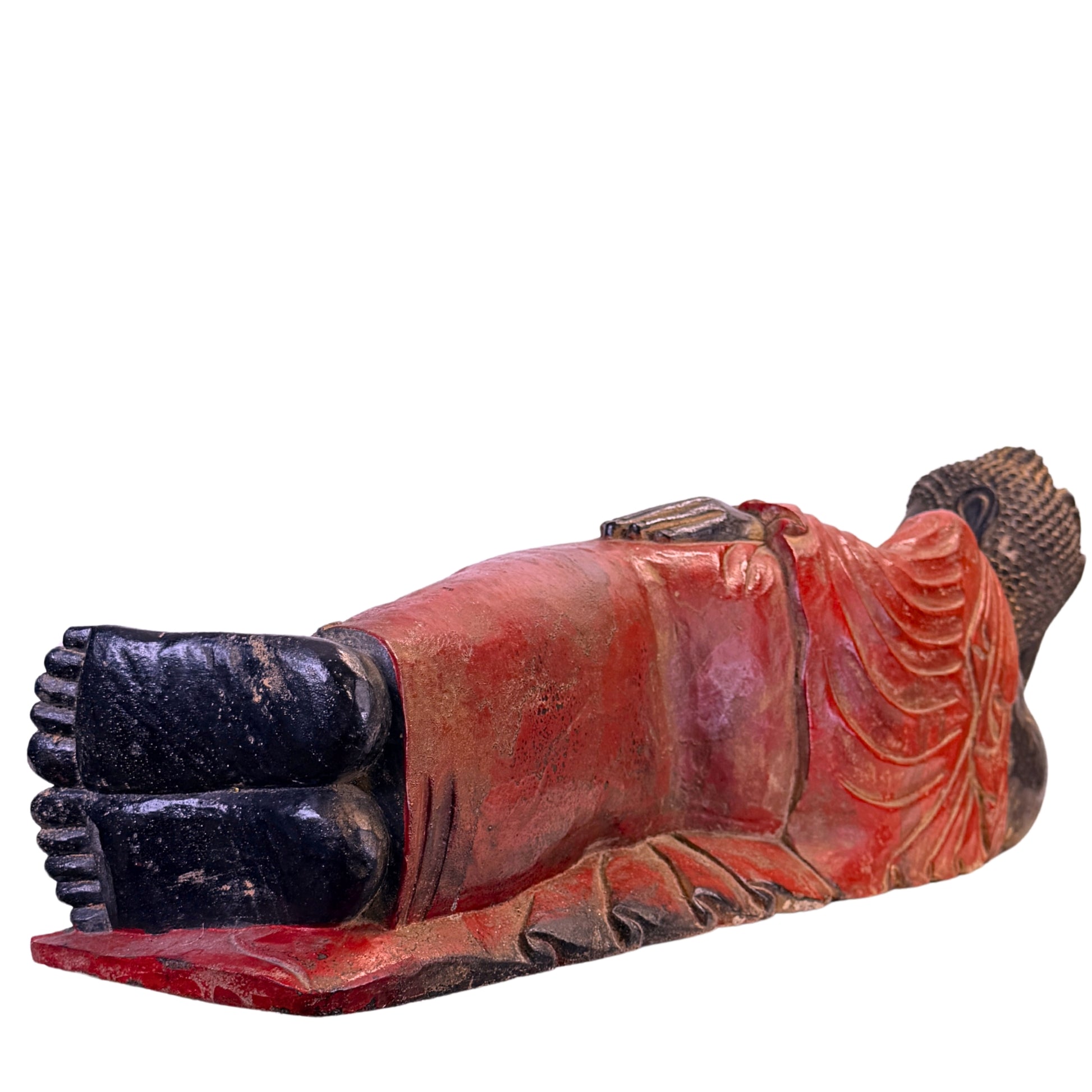 Ansicht aus niedriger Perspektive mit Füßen und rotem Gewand des burmesischen Buddha