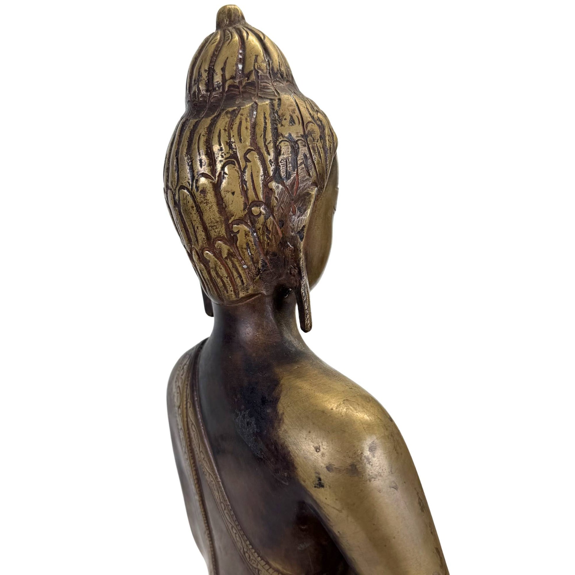 Frühtibetische Buddha-Statue aus Bronze mit natürlicher Patina und spiritueller Ausstrahlung.