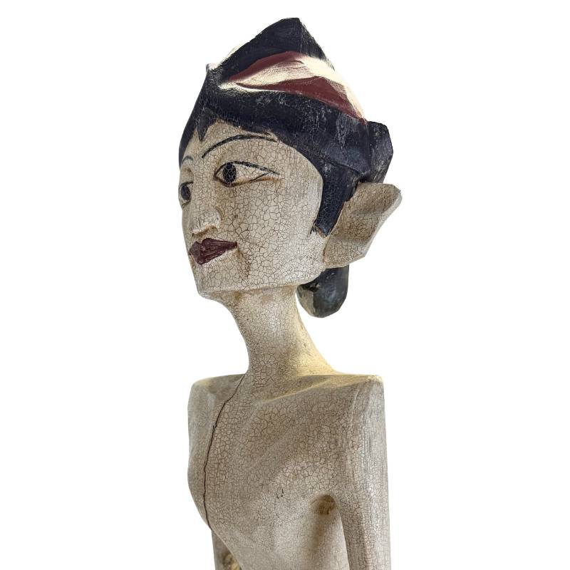 Detail der weiblichen Figur in traditioneller Kemben-Tracht.