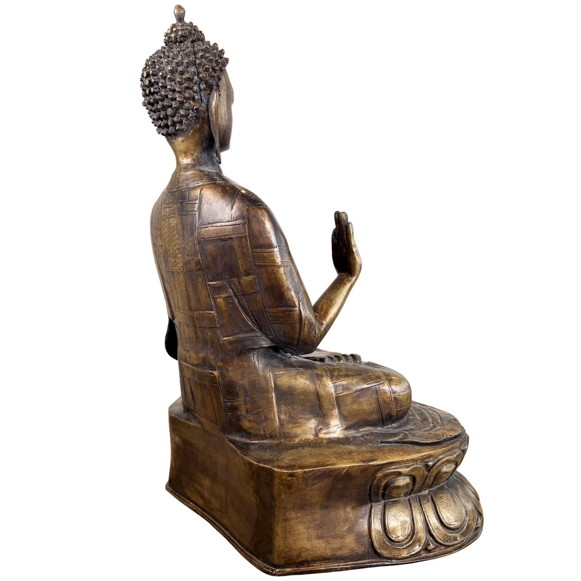 Rückseite einer feuervergoldeten Buddha-Statue aus Bronze mit detailliertem Gewand und altersbedingten Gebrauchsspuren *Reisfeldmuster