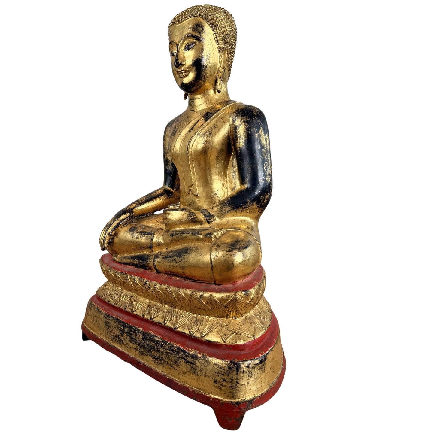 Feuervergoldete Buddha-Statue aus Bronze als Tempelstatue mit natürlichen Gebrauchsspuren, roten Akzenten und einer klassischen Sitzhaltung.