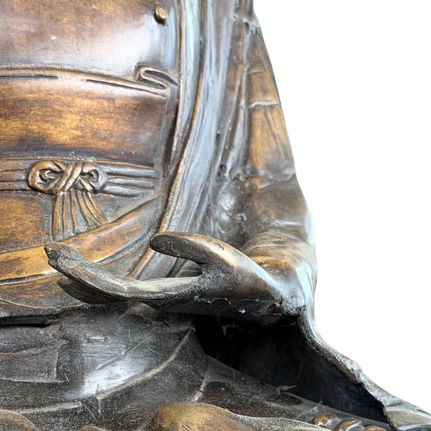 Detail der Handmudra auf einem feuervergoldeten Bronze-Buddha mit alter Patina, ritueller Bedeutung und feiner Verarbeitung.