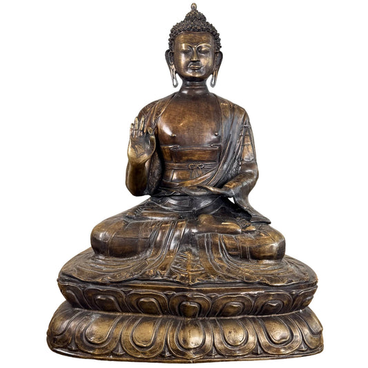 Feuervergoldete Buddha-Statue aus Bronze aus dem 18. oder 19. Jahrhundert mit Lotussockel und Abhaya-Mudra.