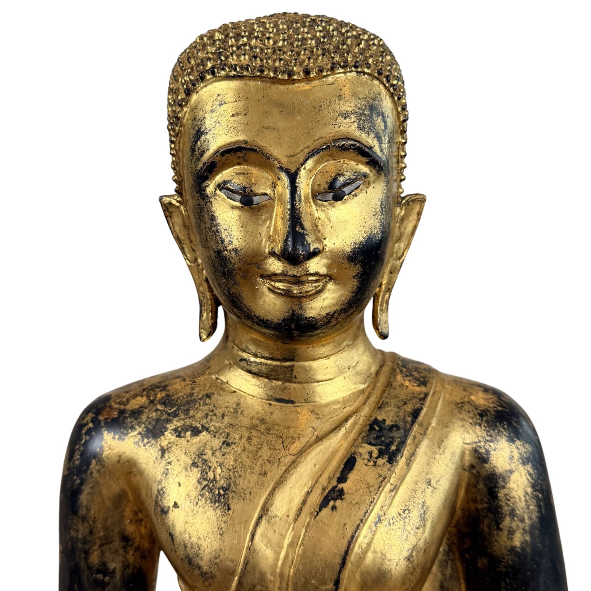 Feuervergoldeter Buddha aus Bronze mit roten Akzenten, eingelegten Augen und dekorativem Lotussockel